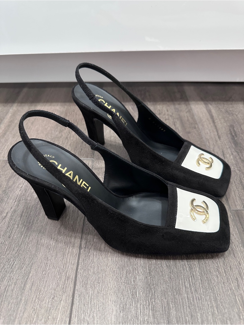 2026 CHANEL BLACK AND WHITE SUEDE GOLD CC LOGO HEELS SLINGBACKS PUMPS SHOES 38C - Picture 3 of 16